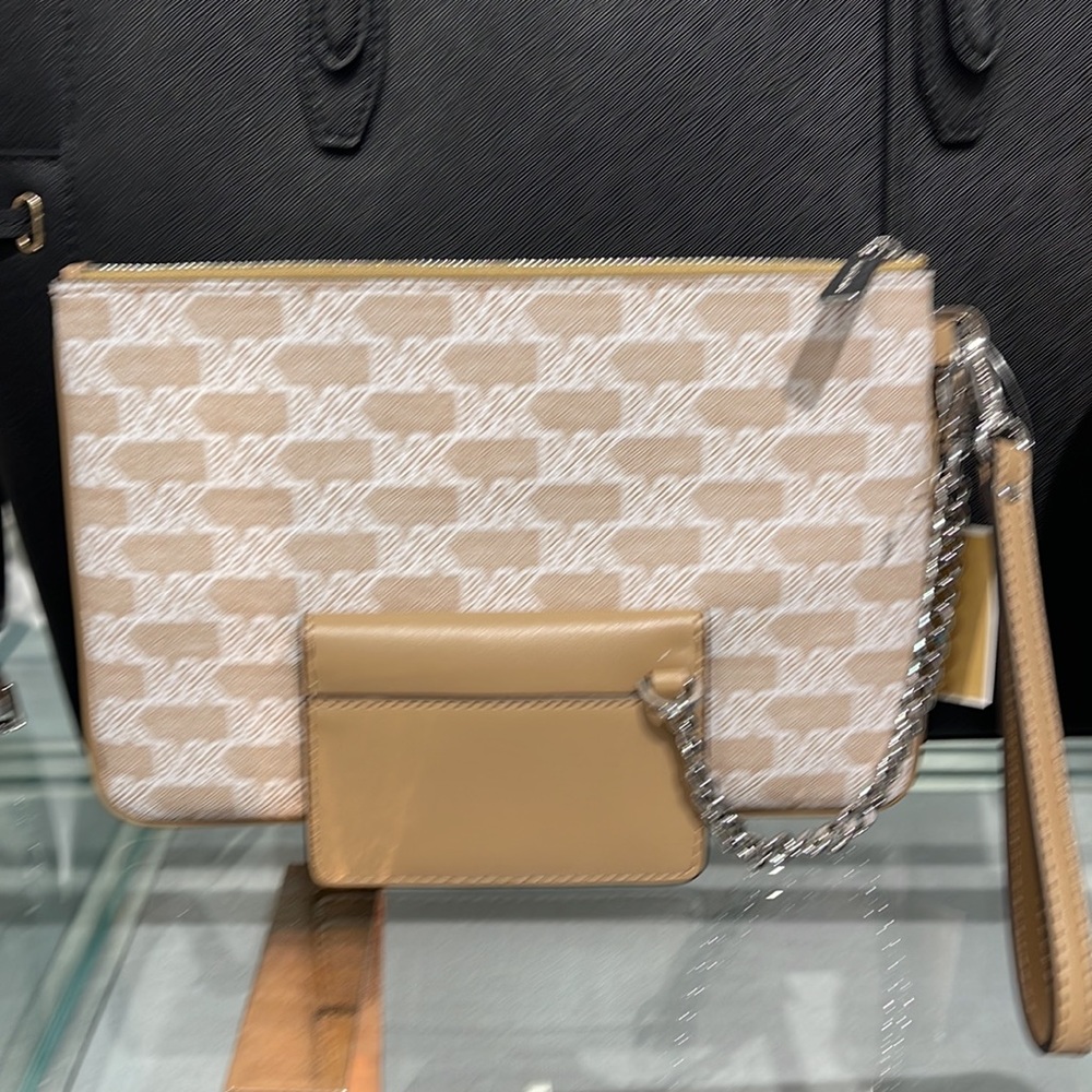 MICHAEL KORS JET SET ITEM LG 2 in 1 CARD CASE & WRISTLET
Camel 

NWT - Picture 5 of 16